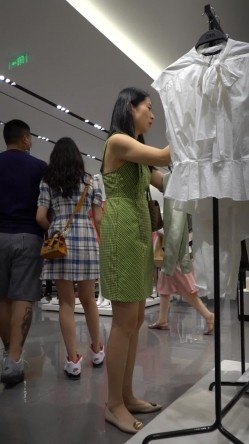 论坛VIP资源大师极限贴身CD超多漂亮小姐姐亮点多多各种骚丁露臀蕾丝骚内COSER美眉直接真空露逼 截图6
