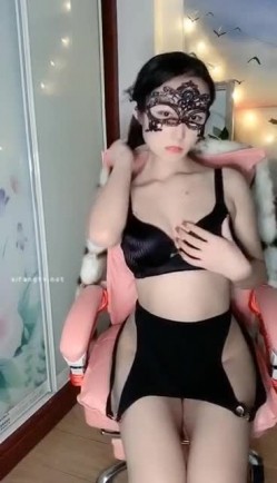 花椒冰雪女神【花儿】私下福利，身材真劲爆，两只大白兔就来劲 揉奶诱惑流鼻血！ 截图12