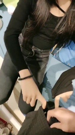 重磅！新人！顶级女神下海~【兼职车模】无套啪啪！爽晕了~新疆小热巴，美美美~后入画面真美 截图1