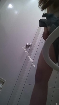 地铁女厕真实偸拍，络绎不绝的年轻小姐姐方便，赏脸赏逼，形态各异 截图10