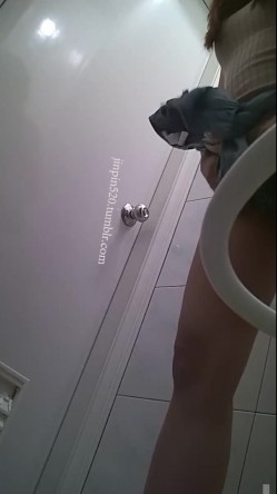 地铁女厕真实偸拍，络绎不绝的年轻小姐姐方便，赏脸赏逼，形态各异 截图11