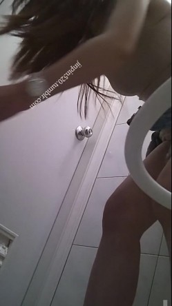 地铁女厕真实偸拍，络绎不绝的年轻小姐姐方便，赏脸赏逼，形态各异 截图12