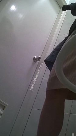 地铁女厕真实偸拍，络绎不绝的年轻小姐姐方便，赏脸赏逼，形态各异 截图16