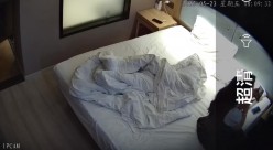 酒店摄像头偷拍小哥支开爱玩无人机兄弟后爆操绝美女友 截图3