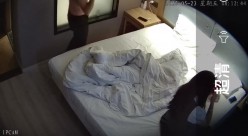 酒店摄像头偷拍小哥支开爱玩无人机兄弟后爆操绝美女友 截图5
