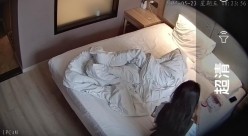 酒店摄像头偷拍小哥支开爱玩无人机兄弟后爆操绝美女友 截图12
