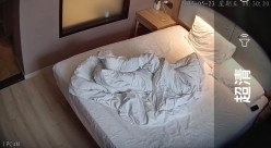 酒店摄像头偷拍小哥支开爱玩无人机兄弟后爆操绝美女友 截图16