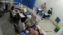 黑客破解医院妇科监控摄像头偷拍 男医生做B超阴超磨蹭温柔插入眼镜少妇不好意思看 截图2