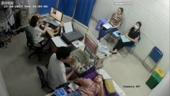 黑客破解医院妇科监控摄像头偷拍 男医生做B超阴超磨蹭温柔插入眼镜少妇不好意思看 截图3
