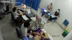 黑客破解医院妇科监控摄像头偷拍 男医生做B超阴超磨蹭温柔插入眼镜少妇不好意思看 截图4