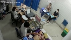 黑客破解医院妇科监控摄像头偷拍 男医生做B超阴超磨蹭温柔插入眼镜少妇不好意思看 截图5