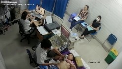 黑客破解医院妇科监控摄像头偷拍 男医生做B超阴超磨蹭温柔插入眼镜少妇不好意思看 截图6