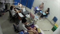 黑客破解医院妇科监控摄像头偷拍 男医生做B超阴超磨蹭温柔插入眼镜少妇不好意思看 截图7
