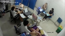 黑客破解医院妇科监控摄像头偷拍 男医生做B超阴超磨蹭温柔插入眼镜少妇不好意思看 截图8