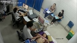 黑客破解医院妇科监控摄像头偷拍 男医生做B超阴超磨蹭温柔插入眼镜少妇不好意思看 截图10