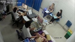 黑客破解医院妇科监控摄像头偷拍 男医生做B超阴超磨蹭温柔插入眼镜少妇不好意思看 截图11