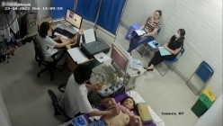 黑客破解医院妇科监控摄像头偷拍 男医生做B超阴超磨蹭温柔插入眼镜少妇不好意思看 截图12