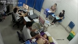 黑客破解医院妇科监控摄像头偷拍 男医生做B超阴超磨蹭温柔插入眼镜少妇不好意思看 截图13