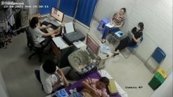 黑客破解医院妇科监控摄像头偷拍 男医生做B超阴超磨蹭温柔插入眼镜少妇不好意思看 截图14