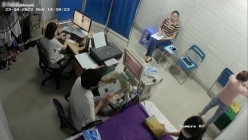 黑客破解医院妇科监控摄像头偷拍 男医生做B超阴超磨蹭温柔插入眼镜少妇不好意思看 截图16