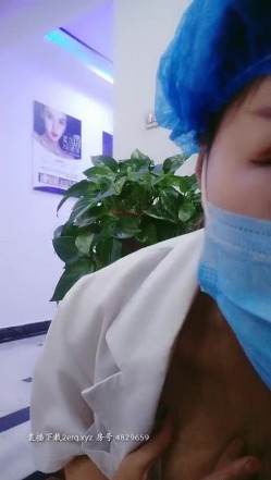 气质大姐上班期间受不住寂寞，先真空上阵看看有没有人就开始骚了，拿注射器给奶子和逼逼屁眼打水，又刺激又骚 截图3