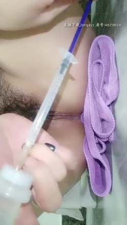 气质大姐上班期间受不住寂寞，先真空上阵看看有没有人就开始骚了，拿注射器给奶子和逼逼屁眼打水，又刺激又骚 截图8