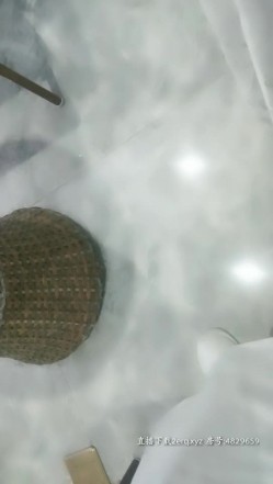 气质大姐上班期间受不住寂寞，先真空上阵看看有没有人就开始骚了，拿注射器给奶子和逼逼屁眼打水，又刺激又骚 截图15