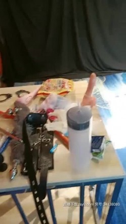 SM大佬双飞良家母狗，【帝王哥调教女奴】良家人妻释放心底的欲望，灌肠狗笼道具，详细讲解SM圈的那些事儿 截图6