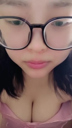 【西安水多多】眼镜学妹 巨乳肥臀 黄瓜抽插 道具自慰 截图3