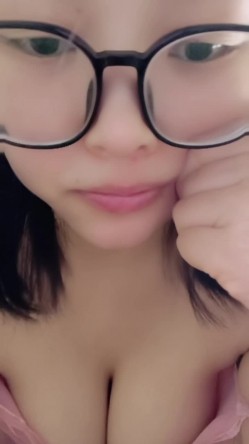 【西安水多多】眼镜学妹 巨乳肥臀 黄瓜抽插 道具自慰 截图4