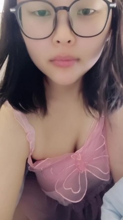 【西安水多多】眼镜学妹 巨乳肥臀 黄瓜抽插 道具自慰 截图16