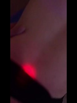 腰细屁股大的健身俱乐部魔鬼身材美女学员下班后酒店试试强壮教练的大鸡鸡,爽的淫叫：好棒,好痒啊!自拍流出! 截图14
