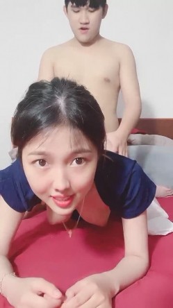 胖小伙和自己漂亮的制服女友露脸无套啪啪，姿势很多，相互69舔逼最后内射 截图12