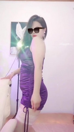 最新快手泄密！黑龙江奔放熟女【韩飞飞】超爽福利，巨乳肥臀一身大白肉，脱衣裸舞，自慰喷水，激情啪啪 截图3