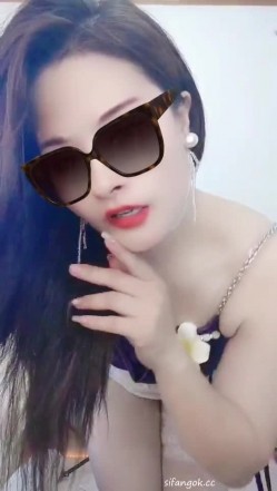 最新快手泄密！黑龙江奔放熟女【韩飞飞】超爽福利，巨乳肥臀一身大白肉，脱衣裸舞，自慰喷水，激情啪啪 截图5