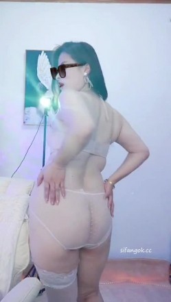 最新快手泄密！黑龙江奔放熟女【韩飞飞】超爽福利，巨乳肥臀一身大白肉，脱衣裸舞，自慰喷水，激情啪啪 截图9