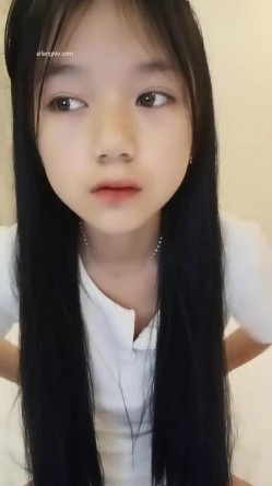 新人，校花级学妹，【雅萱】，和男友一起看小黄片~学习姿势~无套射，挺招人疼的小美女 截图1