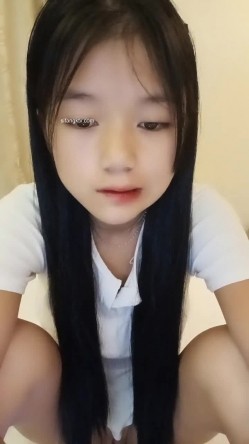 新人，校花级学妹，【雅萱】，和男友一起看小黄片~学习姿势~无套射，挺招人疼的小美女 截图3