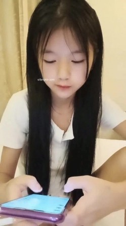 新人，校花级学妹，【雅萱】，和男友一起看小黄片~学习姿势~无套射，挺招人疼的小美女 截图4