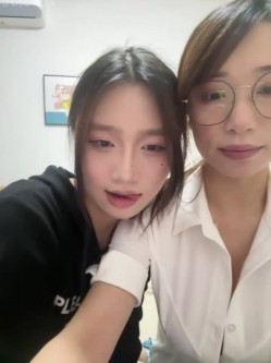 ️清纯主播【202509yoyo】表姐带着表妹下海直播、在线教口活、练习做爱姿势 截图9