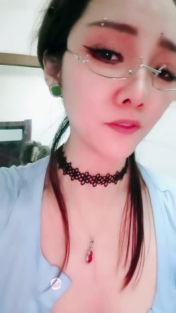 【戴眼镜的老师】淫荡三女 狂约技师 争着吃鸡吧 无套啪啪 骑乘吃奶 内射 口爆 截图1