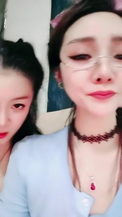 【戴眼镜的老师】淫荡三女 狂约技师 争着吃鸡吧 无套啪啪 骑乘吃奶 内射 口爆 截图2