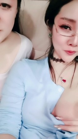 【戴眼镜的老师】淫荡三女 狂约技师 争着吃鸡吧 无套啪啪 骑乘吃奶 内射 口爆 截图3