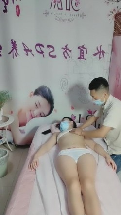 按摩店小哥玩弄骚逼女顾客，揉奶抠逼强制她给口交大鸡巴，直接在按摩床上爆草配合小哥抽插，叫声骚浪刺激 截图1