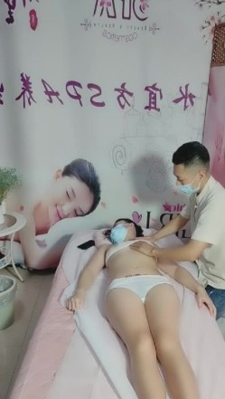 按摩店小哥玩弄骚逼女顾客，揉奶抠逼强制她给口交大鸡巴，直接在按摩床上爆草配合小哥抽插，叫声骚浪刺激 截图2