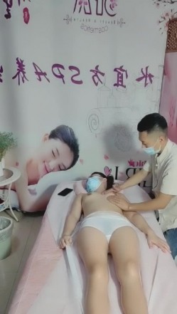 按摩店小哥玩弄骚逼女顾客，揉奶抠逼强制她给口交大鸡巴，直接在按摩床上爆草配合小哥抽插，叫声骚浪刺激 截图3