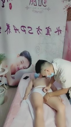 按摩店小哥玩弄骚逼女顾客，揉奶抠逼强制她给口交大鸡巴，直接在按摩床上爆草配合小哥抽插，叫声骚浪刺激 截图4