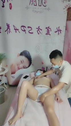 按摩店小哥玩弄骚逼女顾客，揉奶抠逼强制她给口交大鸡巴，直接在按摩床上爆草配合小哥抽插，叫声骚浪刺激 截图8
