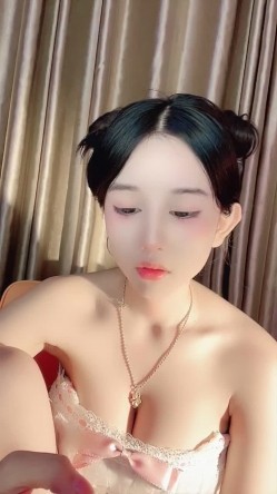 笑容甜美，高端精致女神【18岁昆明女模】大尺度福利第二季，白皙无毛粉屄傲人双峰，道具自慰喷水 截图1