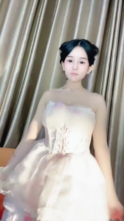 笑容甜美，高端精致女神【18岁昆明女模】大尺度福利第二季，白皙无毛粉屄傲人双峰，道具自慰喷水 截图2